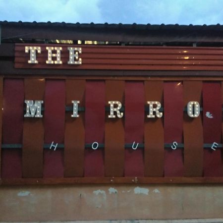 Апартаменты The Mirror House Чиангмай Экстерьер фото